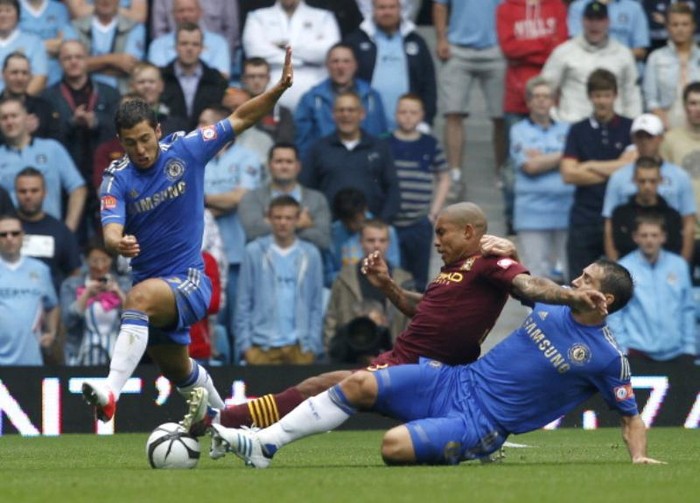 Lựa chọn của Di Matteo khiến Chelsea như chơi với một phong cách mới trước Man City, điều khiến nhà ĐKVĐ Premier League bị bất ngờ và phải mất hơn 20 phút để điều khiển được thế trận.